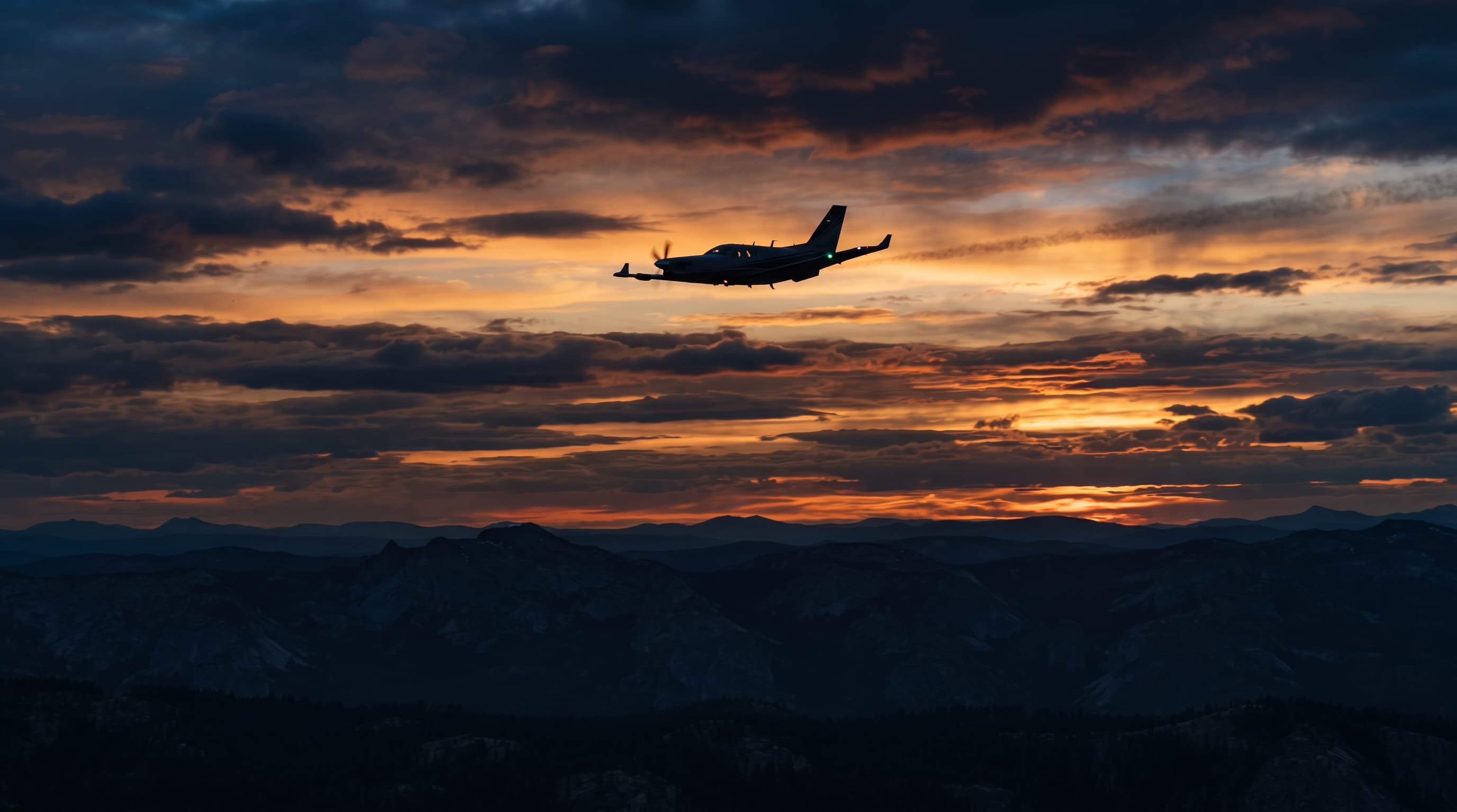 Silhueta de aeronave em voo ao entardecer
