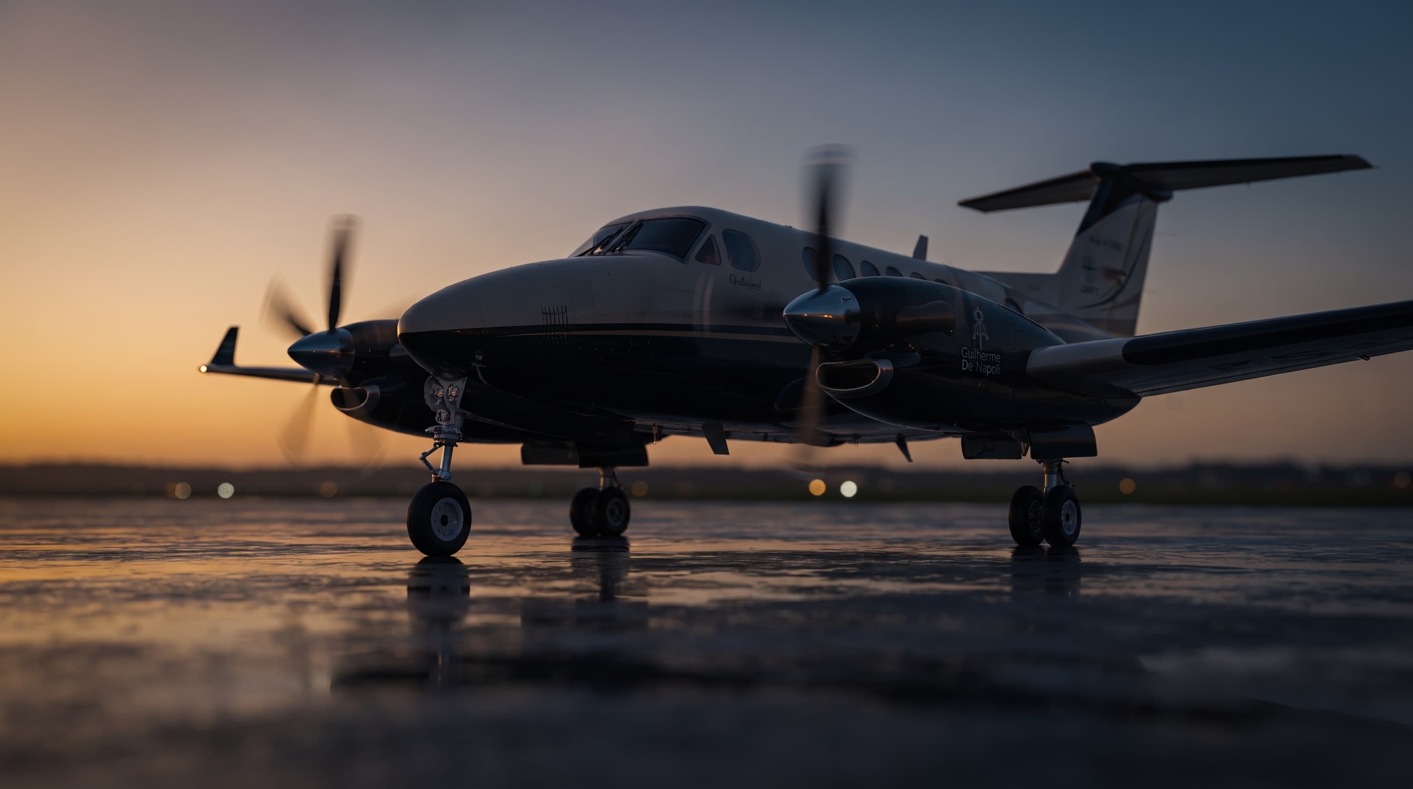 Aeronave executiva da GMT7 Air no pátio ao entardecer