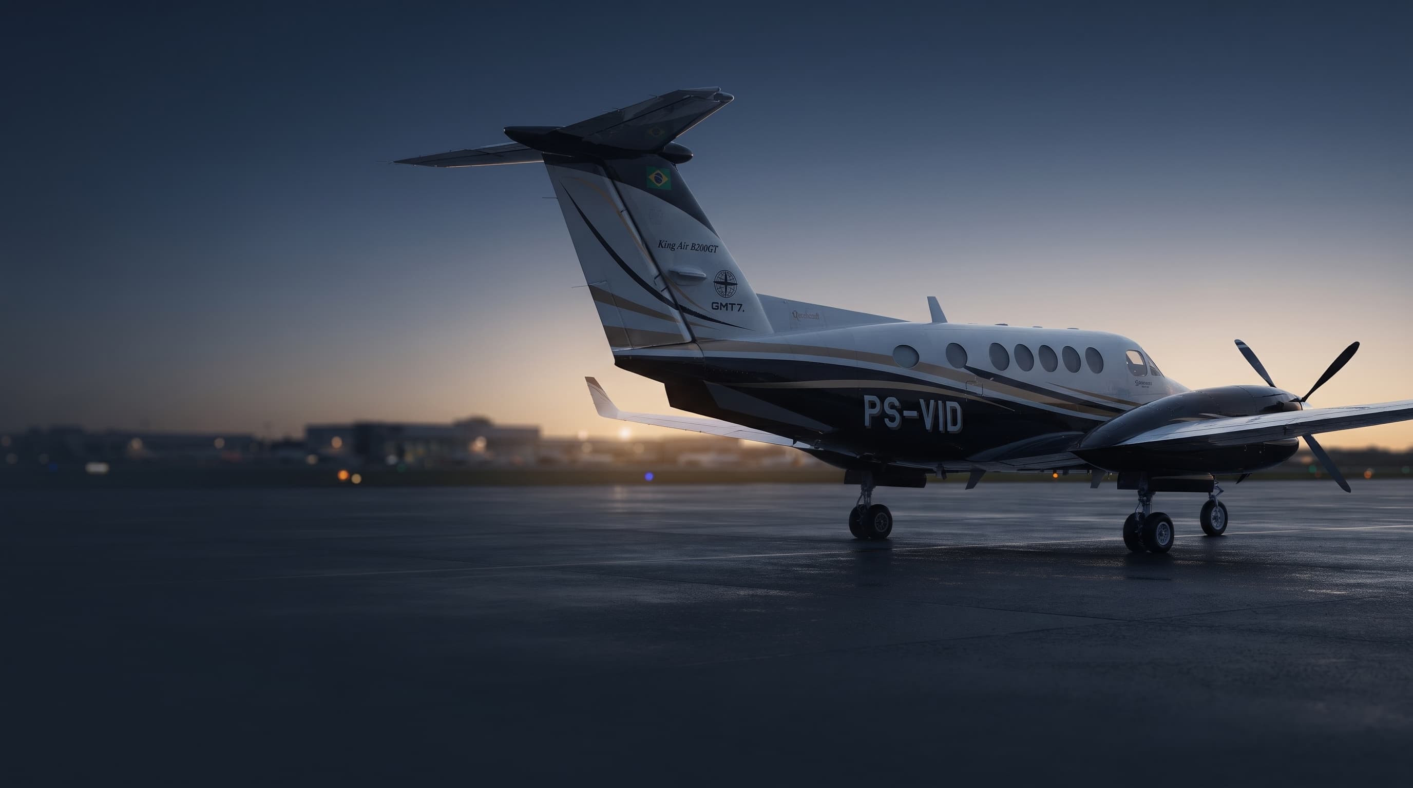 Beechcraft King Air B200 da GMT7 Air no pátio ao entardecer